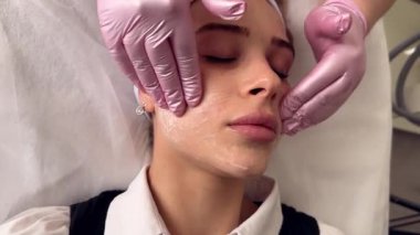 Kaplıcada kremalı yüz gençleştirme tedavisi. Yüksek kalite 4k görüntü