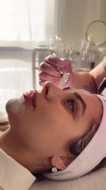 Kaplıcada kremalı yüz gençleştirme tedavisi. Yüksek kalite 4k görüntü