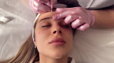 Bir estetisyen müşterinin derisini temizlerken profesyonel bir yüz bakımı deneyimi yaşayın. Bu güzellik ve deri sağlığına odaklanmış rahatlatıcı ve lüks bir cilt bakımı deneyimi. Yüksek kalite