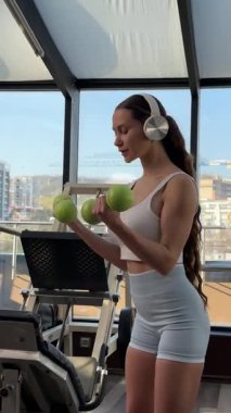 Spor salonunda dumbbells ile çalışma dışarı çekici genç kadın