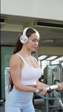 Egzersiz yapan seksi fitness kadını. Sağlıklı yaşam tarzı kavramı. Beden eğitiminde çapraz vücut geliştirici