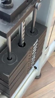 Spor malzemelerinin ağırlığı elle seçilir. Spor salonundaki egzersiz ekipmanları için demir ağırlık yığınıyla fitness motivasyonu konsepti. Yüksek kalite 4k görüntü