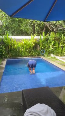 Yazın havuza atlayan bir adam. Yüksek kalite 4k görüntü