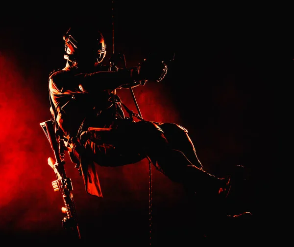 Силуэт Офицера Полиции Тактической Экипировке Спускающейся Высоты Упражнения Канат Оружием — стоковое фото