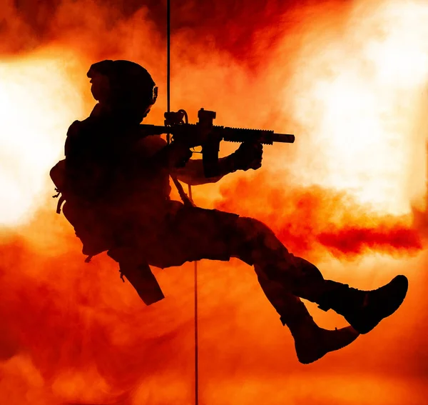 Silhouette Police Officer Tactical Gear Descending Height Rope Exercises Weapons — Stockfoto