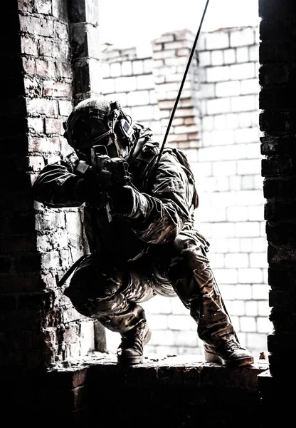 Czarno Biały Obraz Rappellera Policjanta Lub Żołnierza Stroju Taktycznym Schodzącego — Zdjęcie stockowe