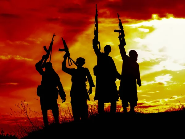 Silhueta Vários Militantes Muçulmanos Com Rifles — Fotografia de Stock