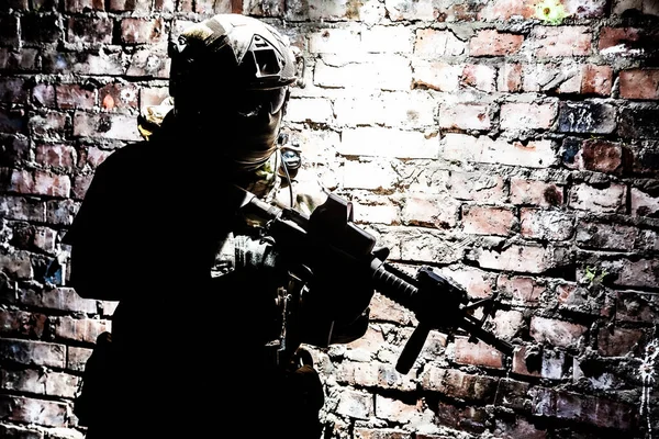 Sylwetka Żołnierza Akcji Zrujnowanym Budynku Skradającego Się Ciemności Wzdłuż Ceglanego — Zdjęcie stockowe