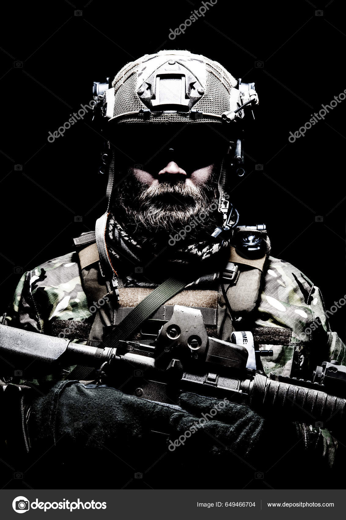 Gros Plan Portrait Discret Demi Longueur Combattant Commando Barbu Soldat —  Photo de stock par ©zabelin - 649466704, image size:1132x1700