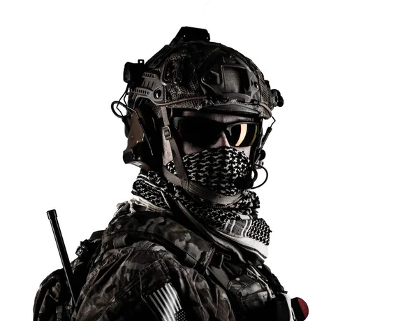 Sudut Rendah Tembakan Jarak Dekat Seorang Tentara Militer Dalam Kamuflase — Stok Foto