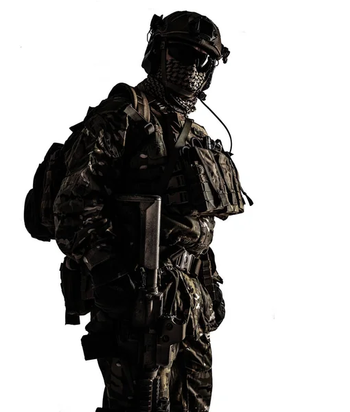 Niski Kąt Strzału Żołnierza Wojskowego Kamuflażu Karabinem Szturmowym Studyjne Ujęcie — Zdjęcie stockowe