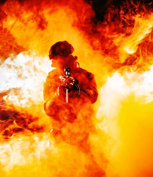 炎と煙 危険と戦闘の強さで兵士のシルエット 炎と渦巻く煙 混乱と戦争の破壊に暗いアウトライン 兵士による犠牲の尊重 — ストック写真