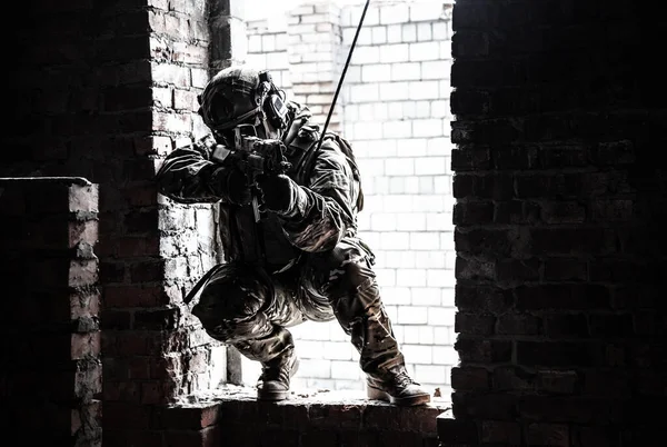 Černobílý Obraz Rappera Policista Nebo Voják Taktické Výstroji Sestupující Výšky — Stock fotografie