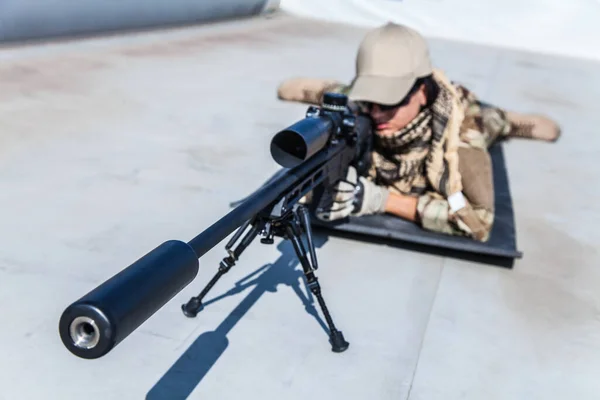 Sniper Girl Apontando Sua Arma Vestida Com Equipamento Camuflagem Precisão — Fotografia de Stock