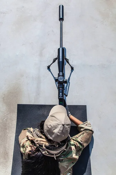 Sniper Girl Visant Son Arme Vêtue Équipement Camouflage Précision Habileté — Photo