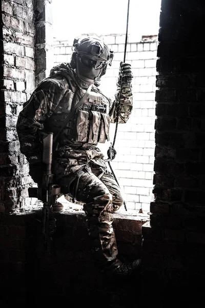Black White Image Rappeller Police Officer Soldier Tactical Gear Descending —  Fotos de Stock