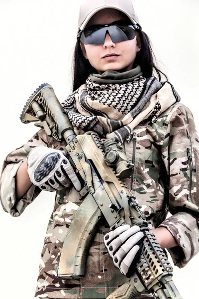 アサルトライフルを持つ少女 強い決意と能力のある女性 自信とスキルで武器を保持し 軍事作戦に従事 軍用品に身を包んだ軍人又は法律に関するもの — ストック写真