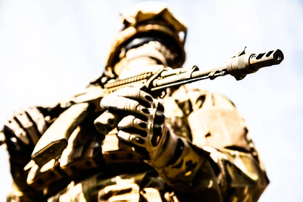 Tembakan Sudut Rendah Dari Seorang Tentara Militer Dengan Senjata — Stok Foto