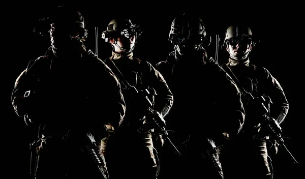 Amerikaanse Leger Rangers Met Aanvalsgeweer Donkere Achtergrond — Stockfoto