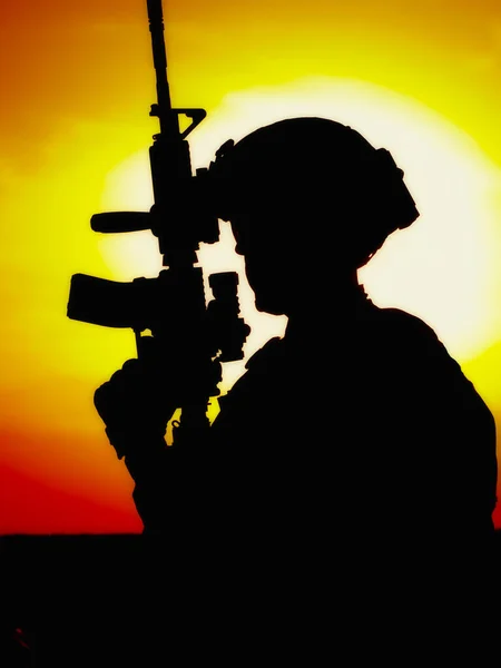 Silueta Soldado Estadounidense Con Rifle Asalto Atardecer Pie Mientras Sol —  Fotos de Stock