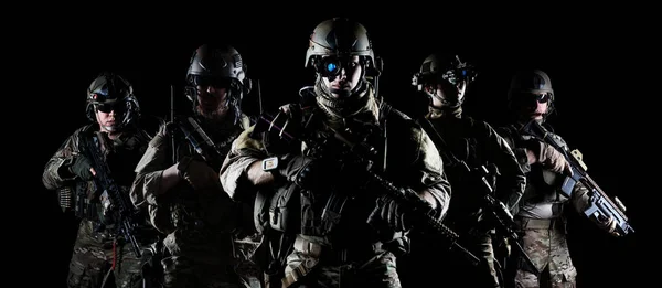 暗い背景にアサルトライフルを持つ米国陸軍のレンジャー — ストック写真