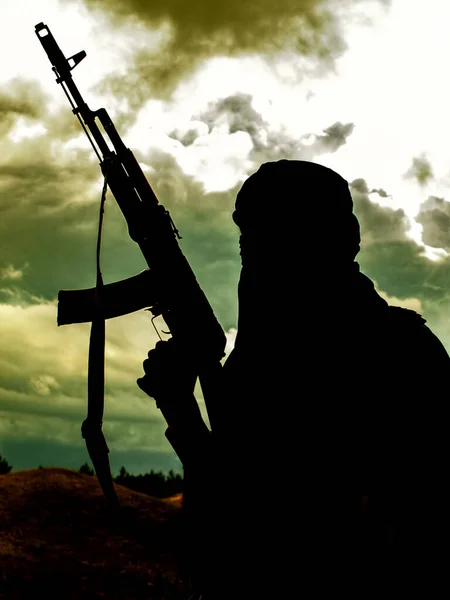 Militanter Muslim Mit Gewehr Der Wüste Bei Sonnenuntergang Oder Sonnenuntergang — Stockfoto