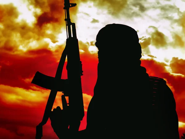 Militanter Muslim Mit Gewehr Der Wüste Bei Sonnenuntergang Mit Gewehr — Stockfoto