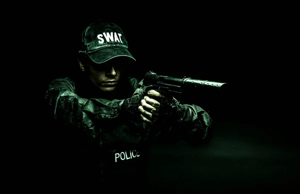 Spec Ops Polizist Swat Schwarzer Uniform Zielpistole Mit Schalldämpfer Studioschuss — Stockfoto