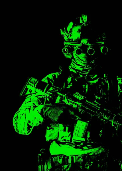 低调的工作室拍摄陆军士兵 海军陆战队步兵在面具 迷彩服 装备现代弹药 武装步枪站在黑暗与头盔的夜视装置 — 图库照片