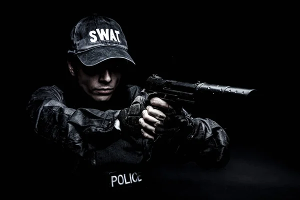Спецназ Поліцейський Swat Чорній Формі Прицільний Пістолет Глушником Студійний Постріл — стокове фото