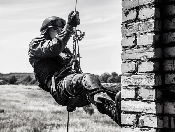 Silhouette Police Officer Tactical Gear Descending Height Rope Exercises Weapons — ストック写真