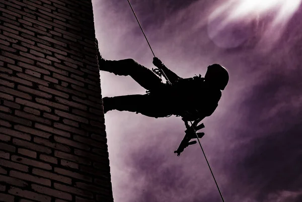 Silhouette Police Officer Tactical Gear Descending Height Rope Exercises Weapons — 图库照片
