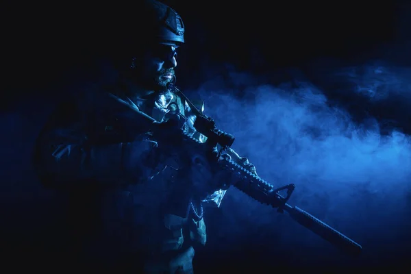 煙の中で髭を生やした特殊部隊の兵士 — ストック写真