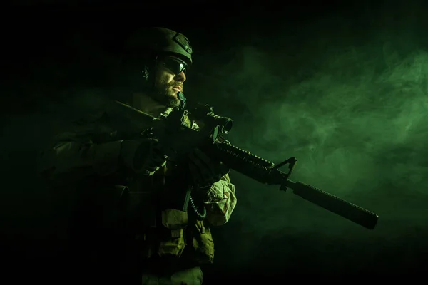 Barbuto Soldato Delle Forze Speciali Nel Fumo Verde — Foto Stock