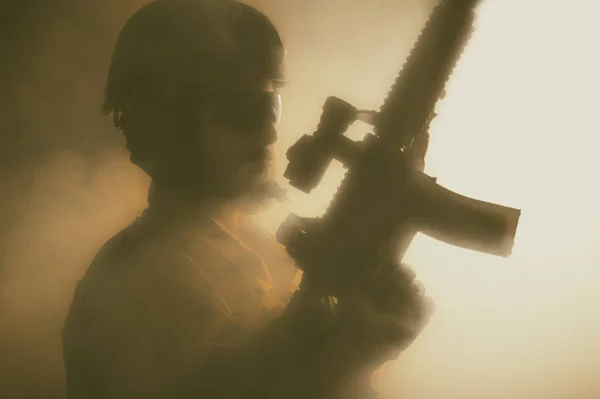 煙の中で髭を生やした特殊部隊の兵士 — ストック写真