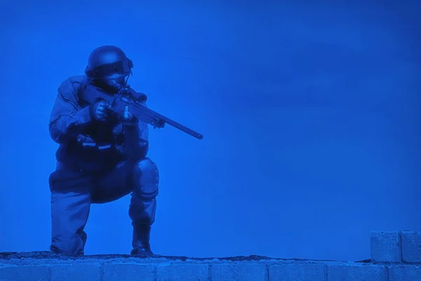 特警队狙击手身穿黑色制服在屋顶上行动 — 图库照片