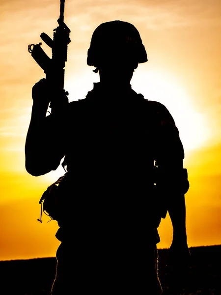 Silueta Soldado Estadounidense Con Rifle Atardecer Mientras Sol Pone Fondo —  Fotos de Stock