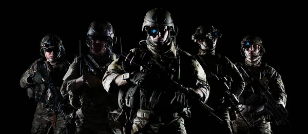 Amerikaanse Leger Rangers Met Aanvalsgeweer Donkere Achtergrond — Stockfoto