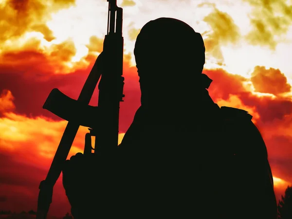 Μουσουλμάνος Μαχητής Τουφέκι Στην Έρημο Στο Ζοφερό Ηλιοβασίλεμα — Φωτογραφία Αρχείου