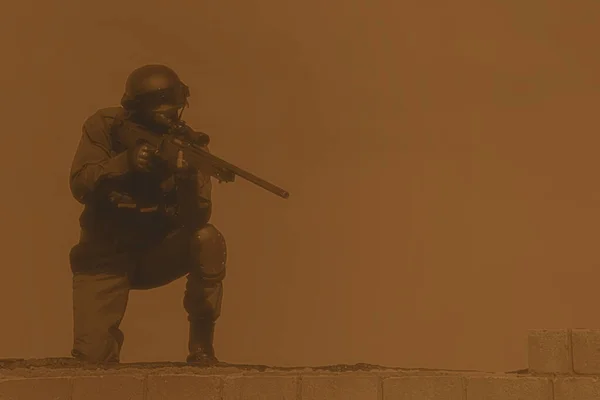 Swat Policie Sniper Černé Uniformě Akci Střeše — Stock fotografie