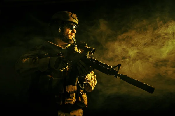 Barbuto Soldato Delle Forze Speciali Nel Fumo — Foto Stock