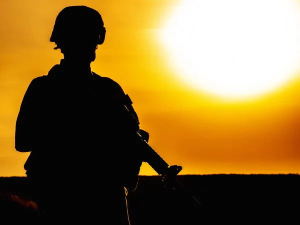 Silhuett Amerikansk Soldat Med Gevär Vid Solnedgången Stående Som Solen Royaltyfria Stockfoton