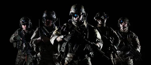 Ranger Der Armee Mit Sturmgewehr Vor Dunklem Hintergrund Stockbild
