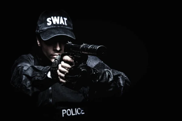 Spec Ops Polizist Swat Schwarzer Uniform Zielpistole Mit Schalldämpfer Studioschuss lizenzfreie Stockbilder