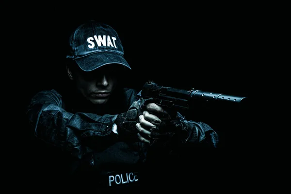 Spec Ops Polizist Swat Schwarzer Uniform Zielpistole Mit Schalldämpfer Studioschuss Stockfoto