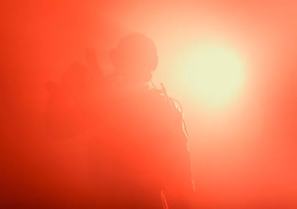 Soldat Avec Armes Debout Dans Brouillard Dense Avec Armes Silhouette Photos De Stock Libres De Droits
