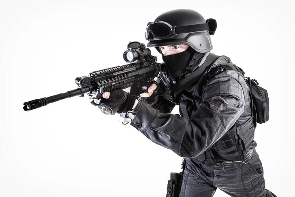 Spec Ops Agente Polizia Swat Uniforme Nera Mirando Fucile Servizio Immagini Stock Royalty Free