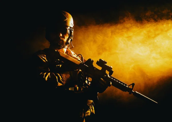 Soldat Barbu Des Forces Spéciales Dans Fumée Image En Vente