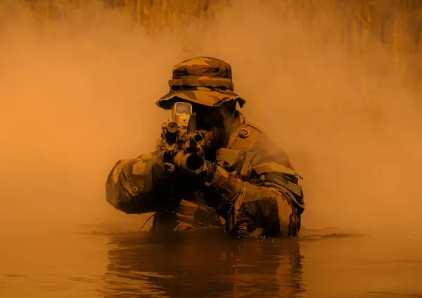 Бородатый Солдат Выполняет Задание Наблюдению Воде Проходя Через Болото Окруженный Стоковая Картинка