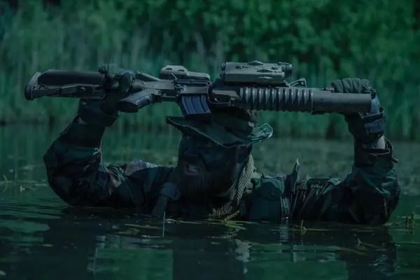 Ein Soldat Bewegt Sich Herzen Eines Sumpfes Versunken Sumpfigem Wasser lizenzfreie Stockbilder